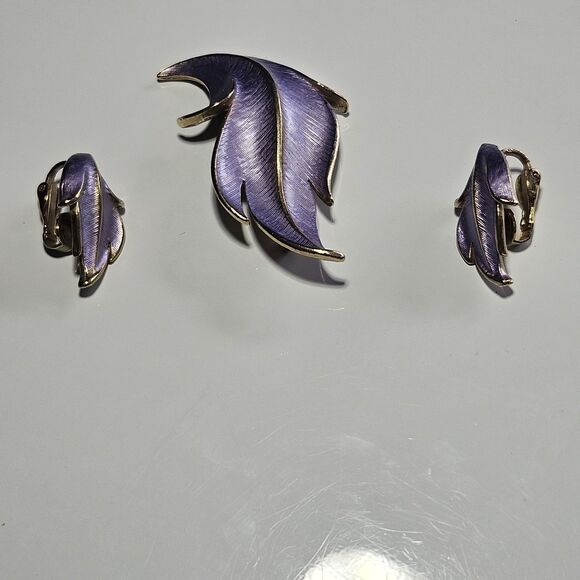 Vintage Jonette Jewelry Gold Tone Purple Enamel Brooch & Clip On Earrings Set - Picture 9 of 11